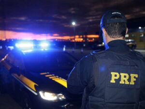 Leia mais sobre o artigo PRF recupera veículo furtado e prende homem por desobediência em Macaíba/RN