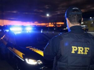 Leia mais sobre o artigo PRF recupera veículo furtado e prende homem por desobediência em Macaíba/RN