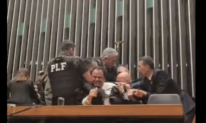 No momento, você está visualizando Deputado Glauber Rocha é retirado à força após ocupar mesa da Câmara