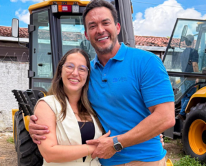 Leia mais sobre o artigo Incansável: Prefeita Dra. Raquel Lemos e senador Styvenson entregam dois tratores 0km para Alto do Rodrigues