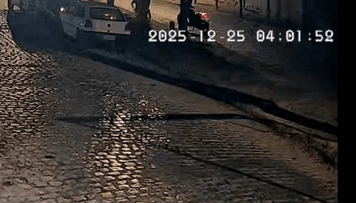 Leia mais sobre o artigo Câmara de segurança registra casal ateando fogo em carro na cidade de Assú, RN