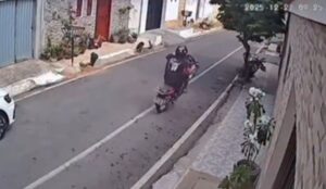 Leia mais sobre o artigo Motoqueiro empina moto, cai e ainda acaba preso no interior do RN