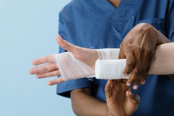 No momento, você está visualizando Plano de saúde é condenado a indenizar paciente atingida por desabamento de teto enquanto aguardava consulta