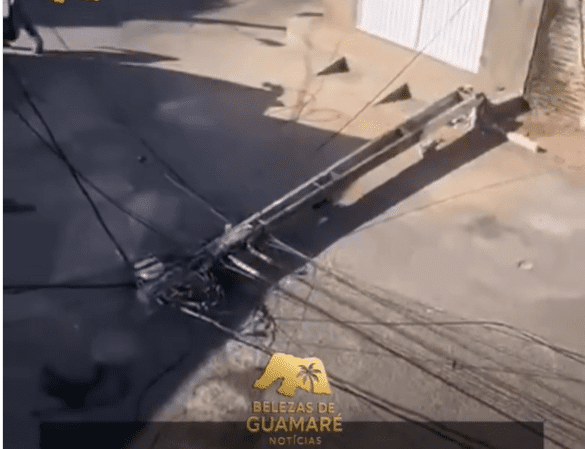 No momento, você está visualizando Poste da rede elétrica cai e assusta moradores do distrito de Baixa do Meio, Guamaré