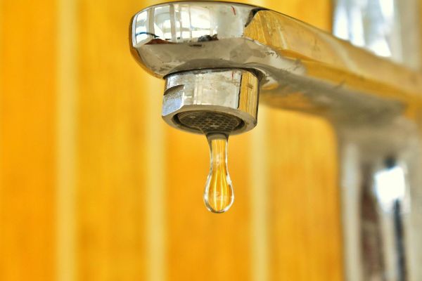 No momento, você está visualizando Caern é condenada a indenizar morador em danos morais após corte indevido de água por oito dias