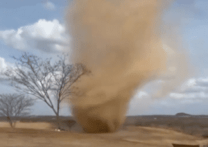 Leia mais sobre o artigo Município do interior do Rio Grande do Norte registra grande redemoinho  chamando a atenção dos moradores