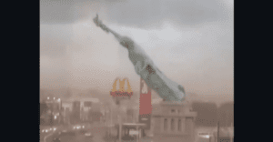 Leia mais sobre o artigo Forte ventania derruba estátua da Havan em cidade do interior do Rio Grande do Sul