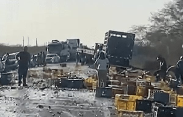 No momento, você está visualizando Carga de cerveja se desprende de carreta e causa lentidão na BR-304