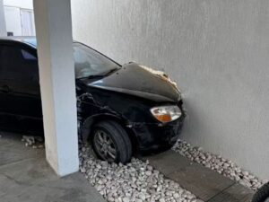 Leia mais sobre o artigo Carro desgovernado invade duas casas em Natal; motorista não tinha Carteira Nacional de Habilitação