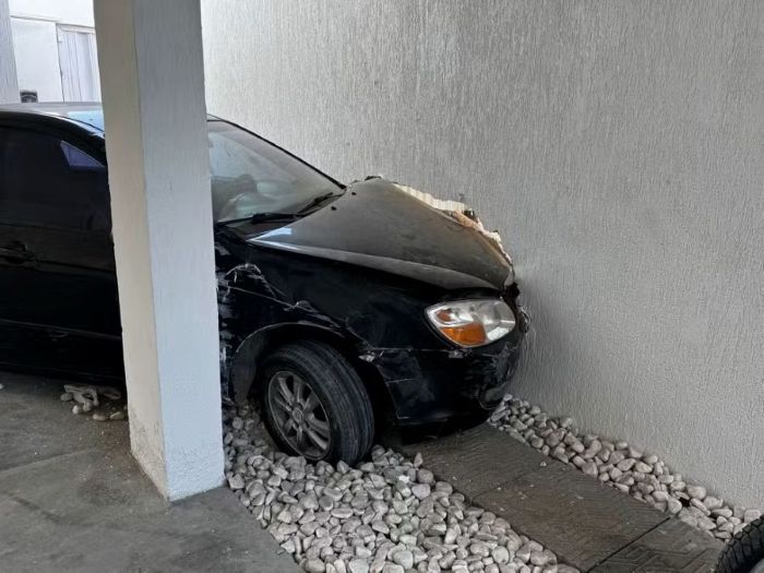 Leia mais sobre o artigo Carro desgovernado invade duas casas em Natal; motorista não tinha Carteira Nacional de Habilitação
