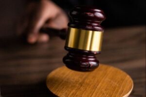 Leia mais sobre o artigo Desembargador suspende decisão que obrigava Governo do RN pagar 13º de servidores da saúde ainda em 2025