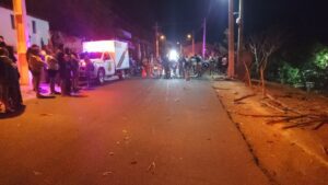 Leia mais sobre o artigo Carro invade calçada e atropela mãe e filha em São Miguel; mulher morre no local