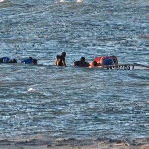 Leia mais sobre o artigo Barco naufraga em São Miguel do Gostoso, operação de remoção passa de 10 horas de duração