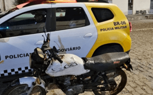 Leia mais sobre o artigo Motociclista sem habilitação é preso por conduzir moto roubada e dirigir embriagado