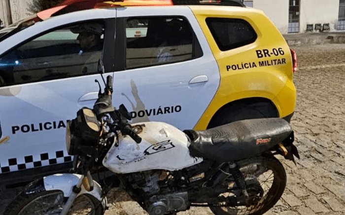 Leia mais sobre o artigo Motociclista sem habilitação é preso por conduzir moto roubada e dirigir embriagado