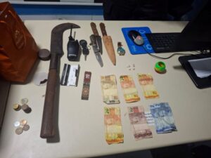 Leia mais sobre o artigo Policiais do 14⁰ BPM prende dupla por tráfico de drogas em Touros/RN