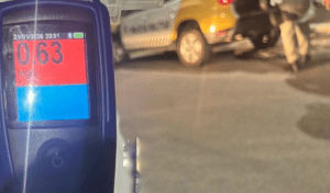 Leia mais sobre o artigo Idoso é preso pelo Batalhão Rodoviário transportando passageiro sem capacete em Extremoz