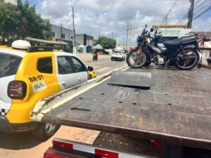 Leia mais sobre o artigo CPRE/Batalhão Rodoviário remove veículos irregulares e autua mais oito pelo não uso do capacete em Extremoz/RN