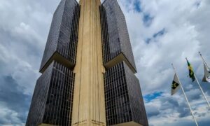 Leia mais sobre o artigo Banco Central mantém juros básicos em 15% ao ano pela quinta vez seguida