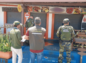 Leia mais sobre o artigo Bar é interditado pela fiscalização da Semurb na orla de Ponta Negra em Natal