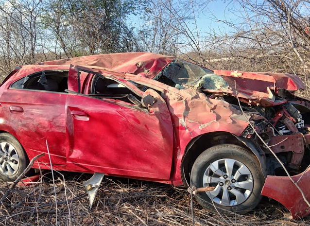 Leia mais sobre o artigo Capotamento deixa família ferida na BR-226 entre Triunfo e Campo Grande, RN