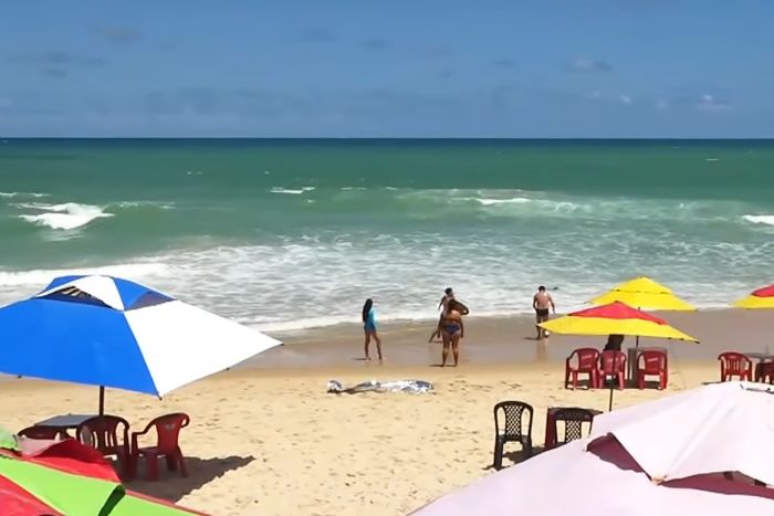 Leia mais sobre o artigo Homem tenta esfaquear agente da STTU, tentar fugir da polícia pelo mar e acaba morrendo na Praia dos Artistas