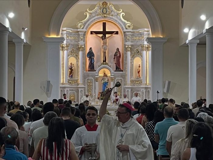 No momento, você está visualizando Bispo Dom Edilson Nobre preside Santa Missa na Matriz de João Câmara, onde despertou sua vocação