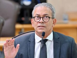 Leia mais sobre o artigo Hermano aceita convite para se filiar ao MDB e ser vice de Allyson Bezerra nas eleições