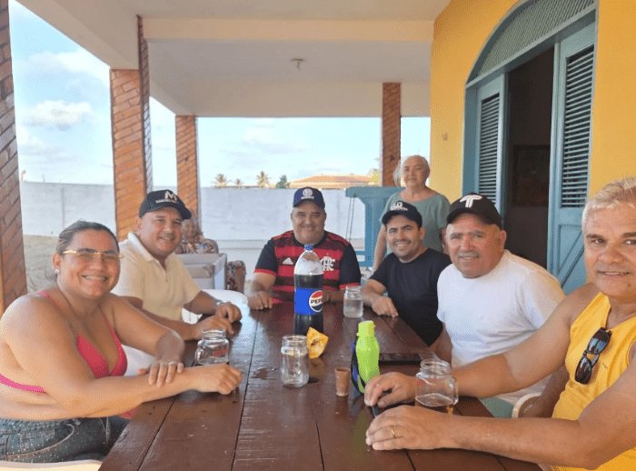 No momento, voc&ecirc; est&aacute; visualizando Jo&atilde;o C&acirc;mara: Vice-prefeito Holderlin fortalece di&aacute;logo pol&iacute;tico em encontro com vereadores na varanda da casa de praia