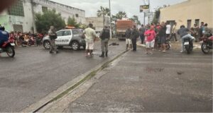 Leia mais sobre o artigo Motocicleta bate em caminhão e jovem morre atropelada