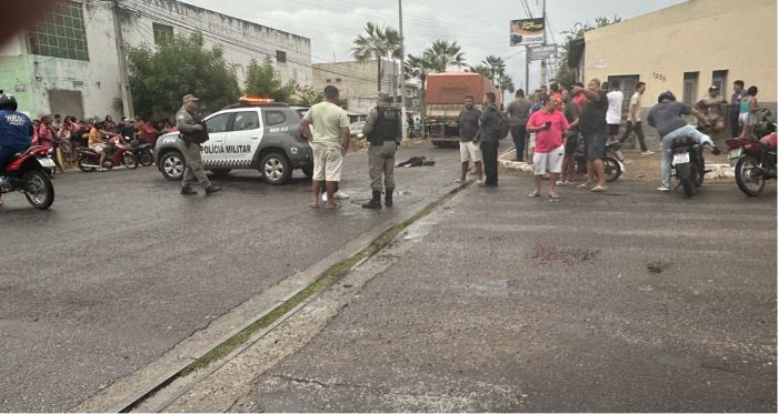 Leia mais sobre o artigo Motocicleta bate em caminhão e jovem morre atropelada