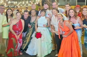 Leia mais sobre o artigo Deputada Natália Bonavides se casa com o advogado Lucas Medina na praia da Redinha 