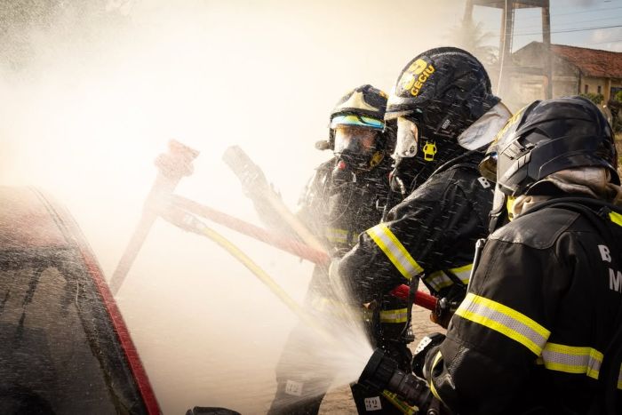 Leia mais sobre o artigo Corpo de Bombeiros do RN é o primeiro do Brasil a receber extintores para carros elétricos
