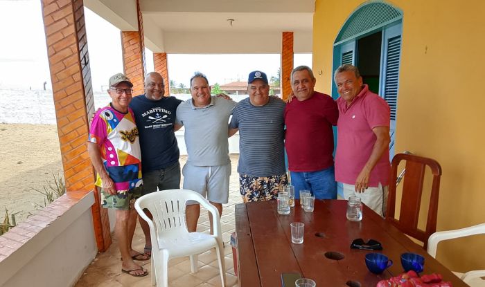Leia mais sobre o artigo Vice-prefeito de João Câmara, Holderlin Silva e vereador Hênio recebem políticos e amigos em casa de praia da família