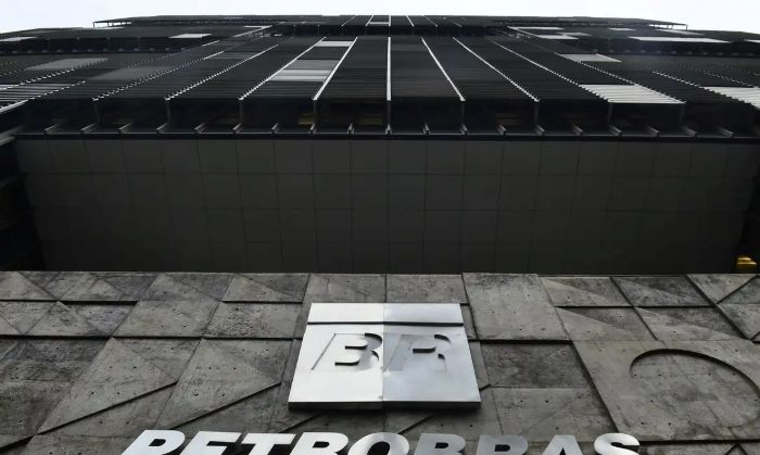 Leia mais sobre o artigo Petrobras reduz preço da gasolina em 5,2% a partir desta terça