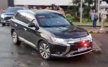 Leia mais sobre o artigo Bolsonaro recebe alta hospitalar e volta a cumprir pena na PF