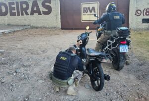 Leia mais sobre o artigo PRF prende homem por receptação de veículo durante a Operação Território Seguro, em Natal/RN