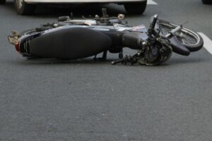 Leia mais sobre o artigo Cosern é condenada a indenizar motociclista após sofrer acidente causado por poste caído na via pública