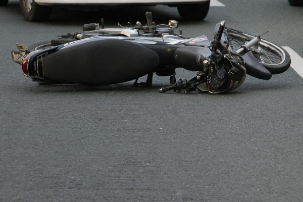 Leia mais sobre o artigo Cosern é condenada a indenizar motociclista após sofrer acidente causado por poste caído na via pública