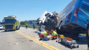 Leia mais sobre o artigo Colisão entre caminhão e ônibus deixa 11 mortos na BR-116, no Sul do RS