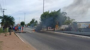 Leia mais sobre o artigo Protesto interdita a avenida Tomaz Landim na zona norte de Natal
