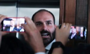 Leia mais sobre o artigo PF determina retorno imediato de Eduardo Bolsonaro a cargo de escrivão