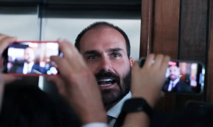 Leia mais sobre o artigo PF determina retorno imediato de Eduardo Bolsonaro a cargo de escrivão
