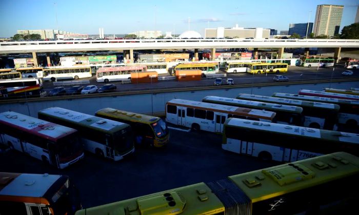 Leia mais sobre o artigo Dezenas de ônibus de uma mesma empresa urbana são apedrejados no DF