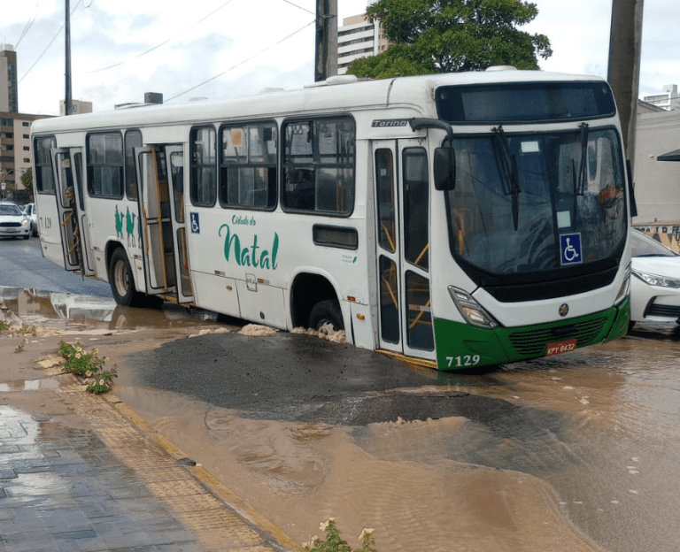 Leia mais sobre o artigo Asfalto cede e ônibus cai em buraco em uma das principais avenidas de Natal