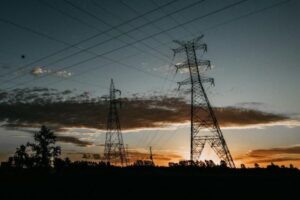 Leia mais sobre o artigo Distribuidora de energia é condenada à retirada de postes de alta tensão de propriedade privada em São Miguel do Gostoso