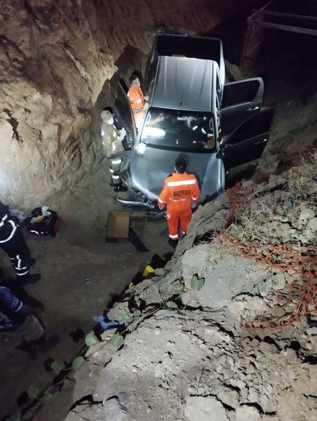 No momento, você está visualizando Motorista cai com carro em buraco de obra e é resgatado pelos bombeiros em Mossoró