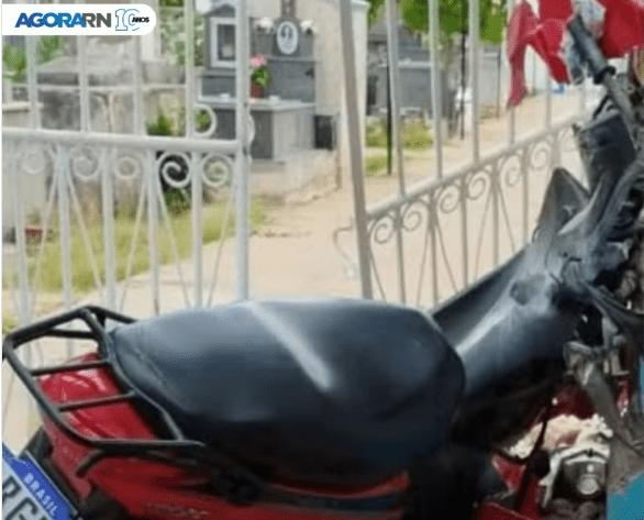 No momento, você está visualizando Homem morre após perder o controle da moto e atingir portão do cemitério no interior do RN