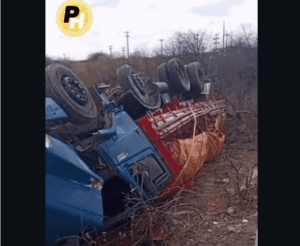 Leia mais sobre o artigo Caminhão com carga de telhas tomba próximo a ponte da RN 405 no interior do RN