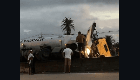 No momento, você está visualizando Carreta tomba e motorista fica preso às ferragens na BR 101 em Goianinha 